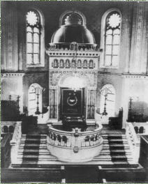 Blick zum Toraschrein der Synagoge